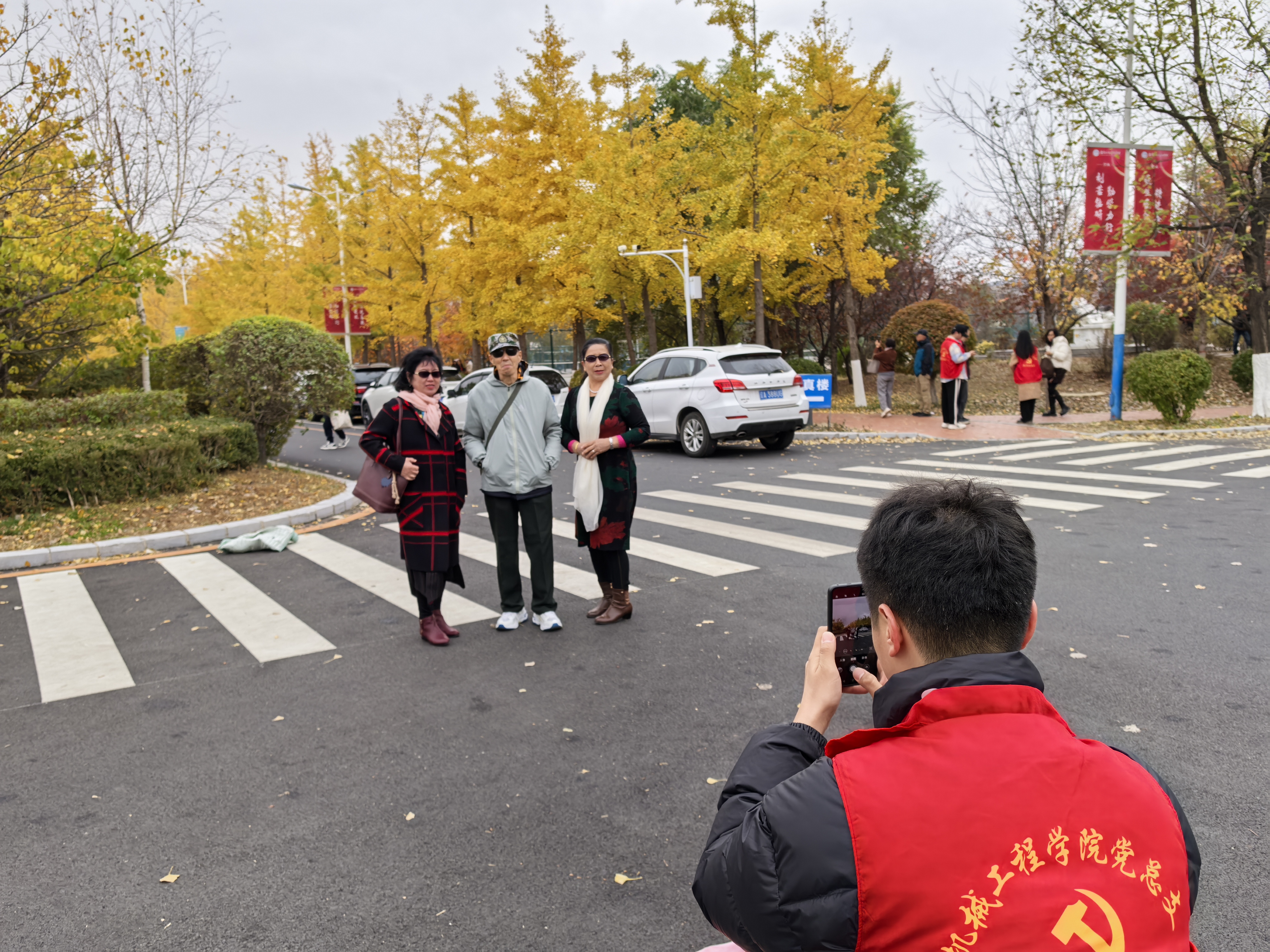 机械工程学院师生积极参加学校银杏文化节志愿活动